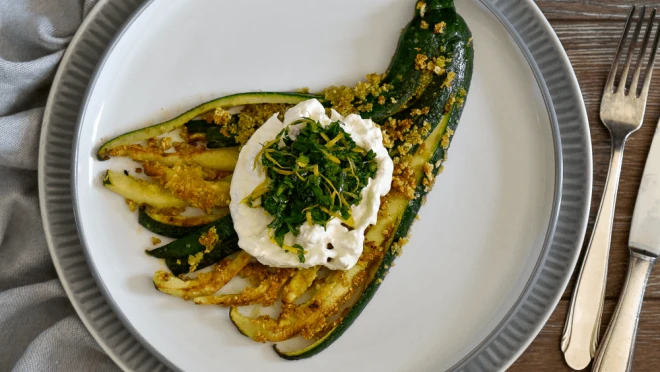 Cukinia w panko z gremolatą i burratą