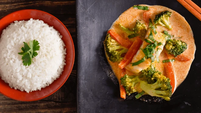 Dorsz z warzywami w tajskim sosie curry