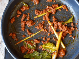 pasta chili, trawa cytrynowa i kolendra na patelni
