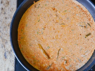 na patelni pasta curry, trawa cytrynowa, kolendra i mleczko kokosowe