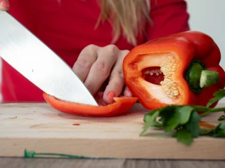 Zbliżenie na kobietę krojącą paprykę
