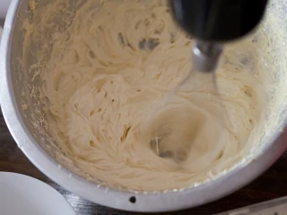Krem budyniowy ubijany w misie robota kuchennego