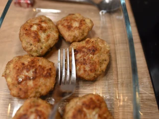Usmażone kotlety mielone w naczyniu