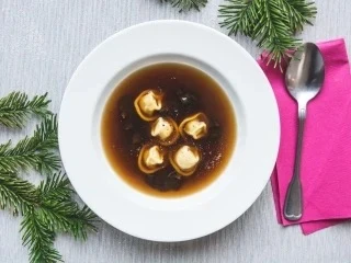 zupa grzybowa na świątecznym stole