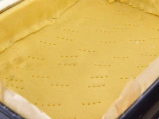 Blaszka z surowym kruchym ciastem