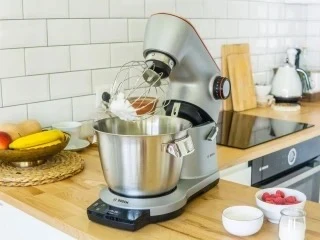 Śmietana ubijana w robicie kuchennym