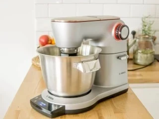 wyrabianie ciasta drożdżowego w robocie kuchennym