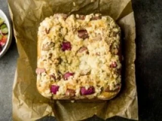 Upieczone ciasto drożdżowe z rabarbarem
