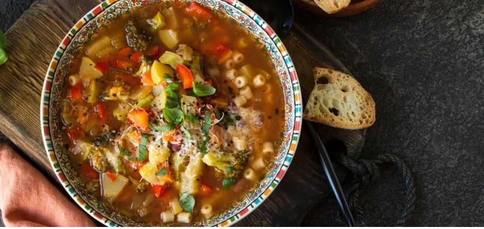Zupa minestrone z makaronem - klasyczny włoski przepis od Akademii Smaku