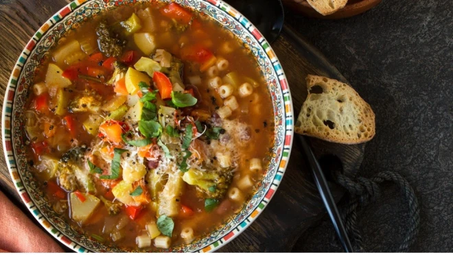 Zupa minestrone z makaronem - klasyczny włoski przepis od Akademii Smaku