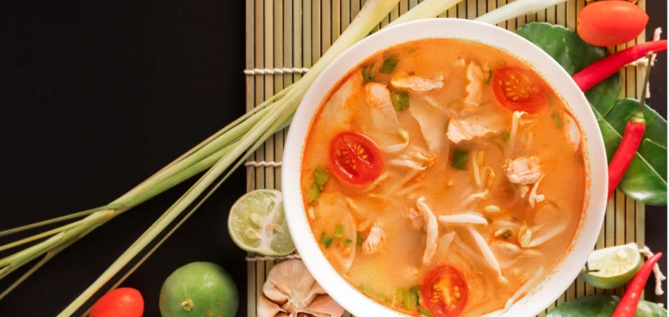 Zupa tom yum z kurczakiem – oryginalny przepis od Akademii Smaku