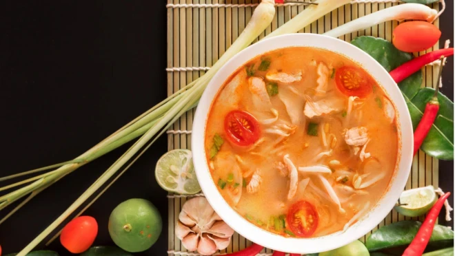 Zupa tom yum z kurczakiem – oryginalny przepis od Akademii Smaku