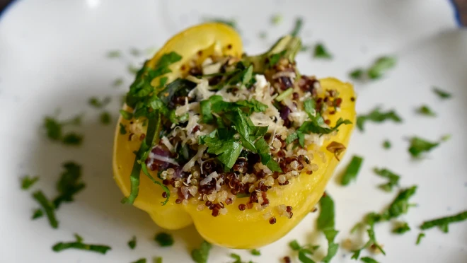 Papryka faszerowana quinoa, oliwkami, fetą i ziołami - przepis od Akademii Smaku