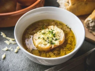 zupa cebulowa z grzanka