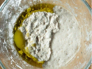 drożdże z oliwa w szklanej misce