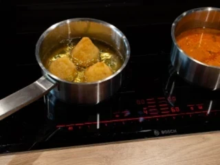 Smażące się na głębokim oleju kulki arancini