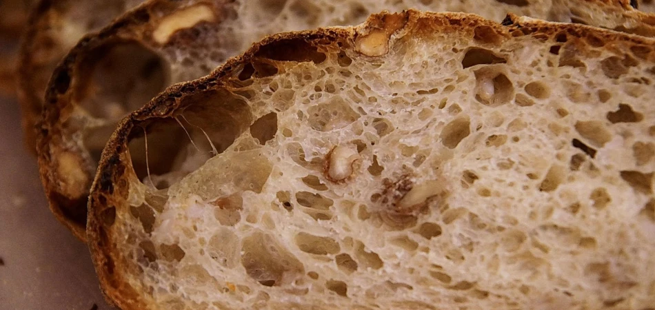 Chleb wiejski z kaszą i orzechami włoskimi