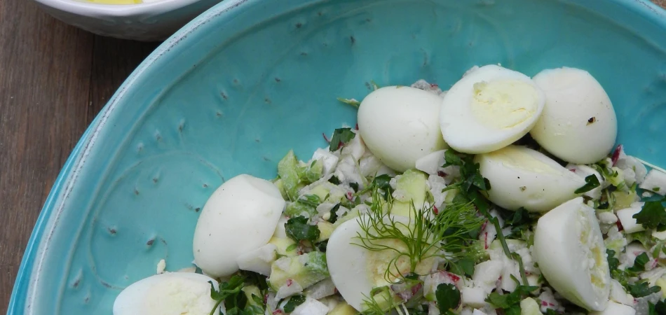 Sałatka z jajkami, awokado i rzeżuchą
