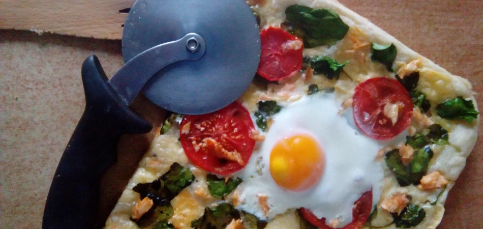 Chrupiąca pizza z jajkiem, pomidorami, szpinakiem i wędzonym łososiem 