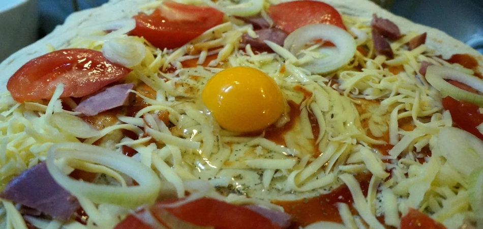 Pizza z pomidorami i jajem