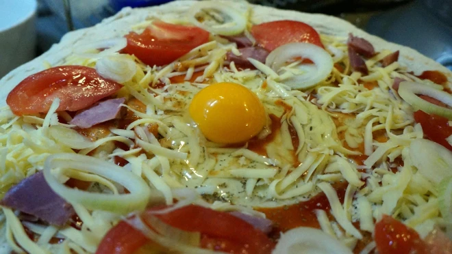 Pizza z pomidorami i jajem