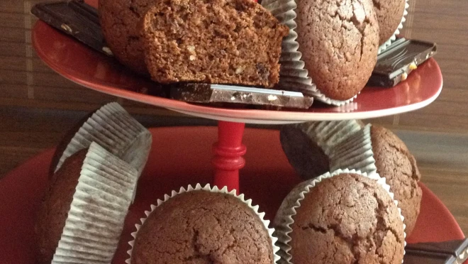 Bezglutenowe pyszne czekoladowe muffiny z orzechami