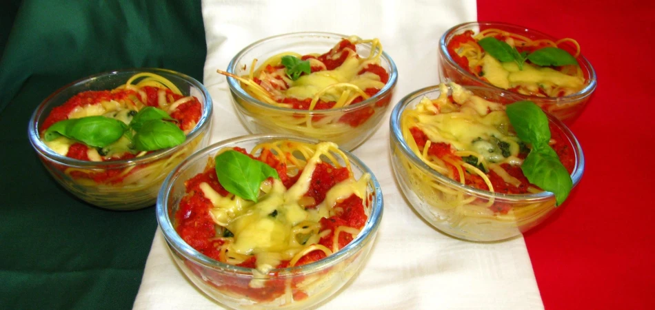 Zapiekane makaronowe gniazdka z pomidorami,szpinakiem i mozarellą