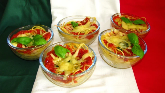 Zapiekane makaronowe gniazdka z pomidorami,szpinakiem i mozarellą