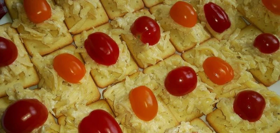 Krakersy z pastą serową i pomidorkami