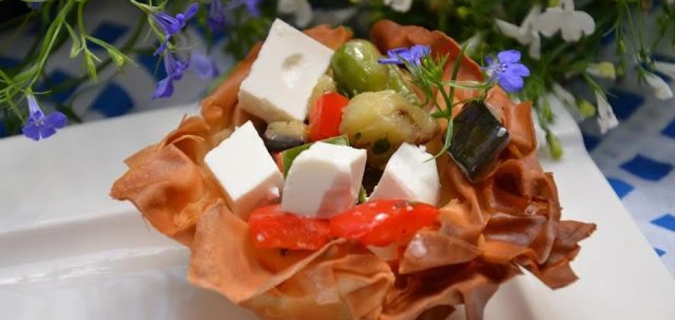 koszyczki z ciasta fillo nadziewane warzywami i serem