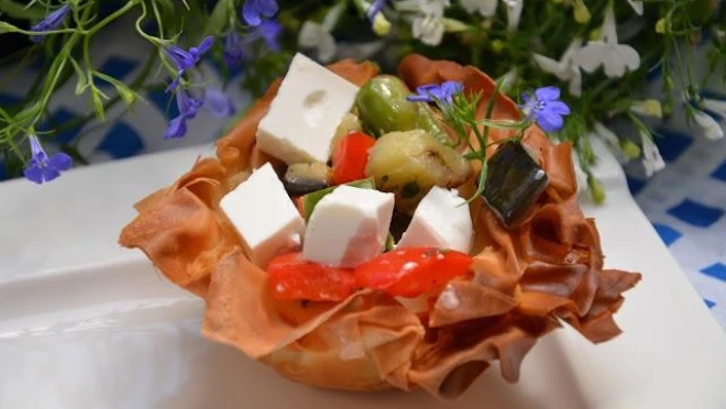koszyczki z ciasta fillo nadziewane warzywami i serem
