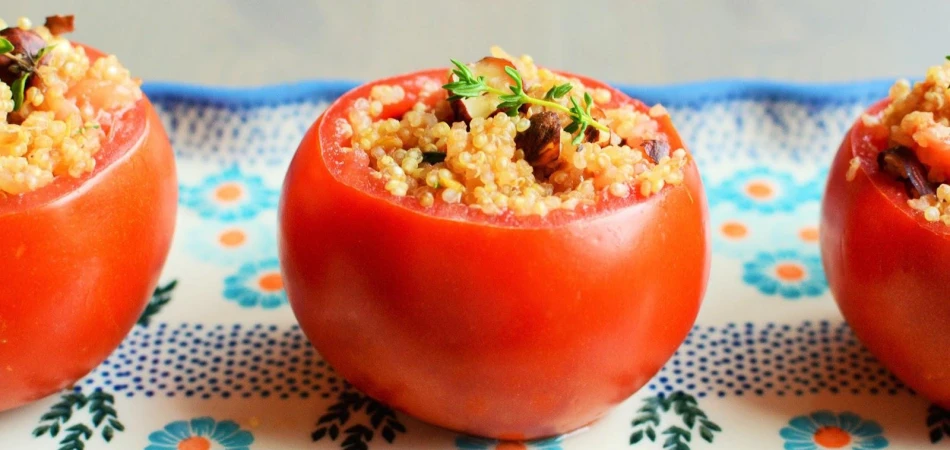 Pomidory nadziewane orzechami laskowymi, komosą ryżową i świeżym tymiankiem