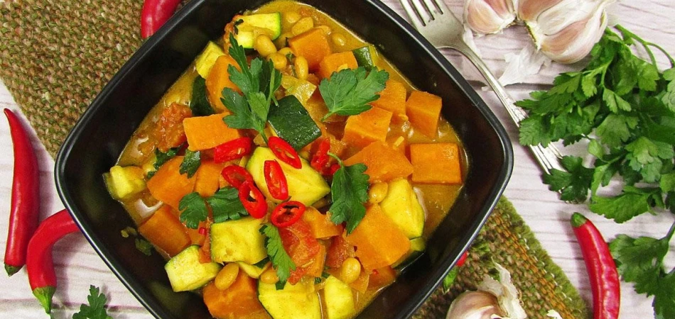 Sojowe curry z batatami i cukinią