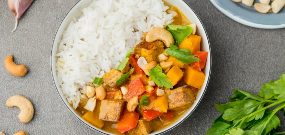 Tajskie, żółte curry z tofu
