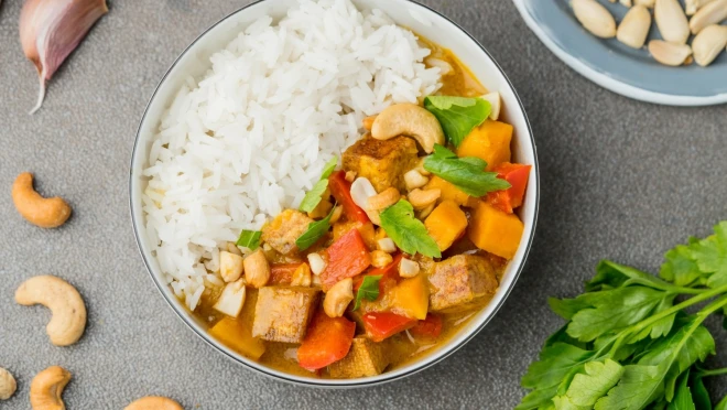 Tajskie, żółte curry z tofu