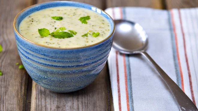 Kremowa zupa serowa ze świeżymi ziołami