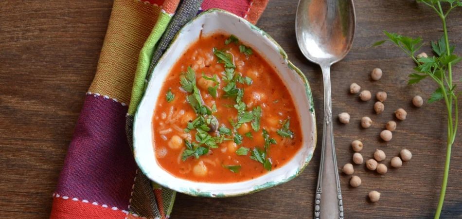Zupa pomidorowa z ciecierzycą i ryżem