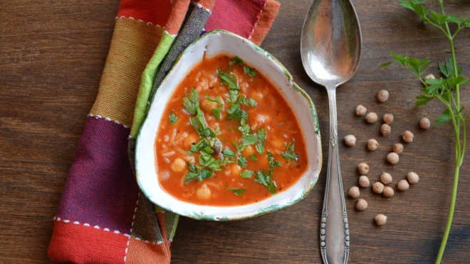 Zupa pomidorowa z ciecierzycą i ryżem