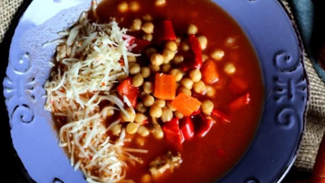 Zupa pomidorowa z cieciorką i serem pecorino peperoncino 