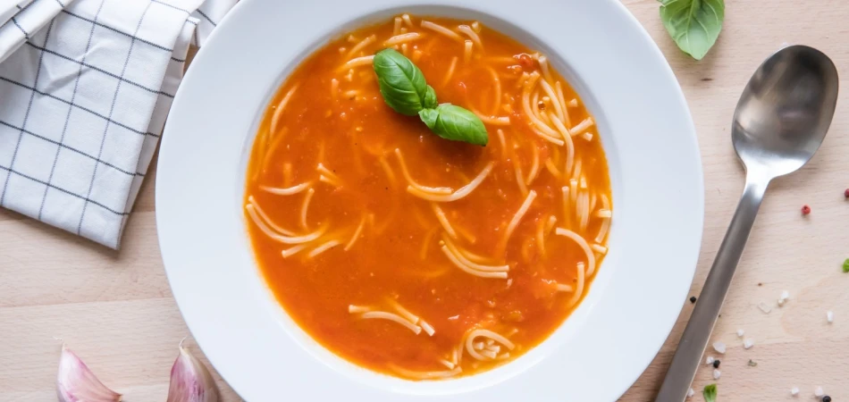 Gęsta zupa pomidorowa bez śmietany i mąki