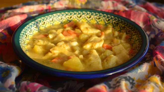 Rybna zupa curry z fenkułem i ziemniakami