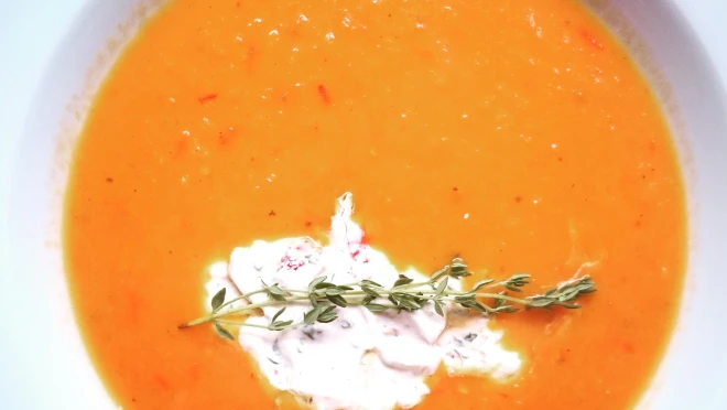 Zupa pomidorowa | mango | kwaśna śmietana | tymianek
