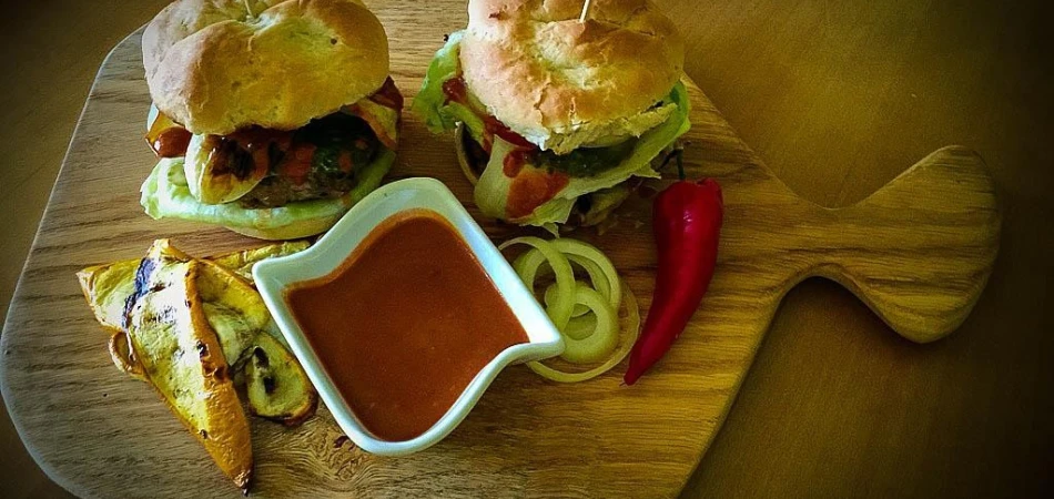 Hamburgery z grilowaną cukinią i sosem pomidorowym
