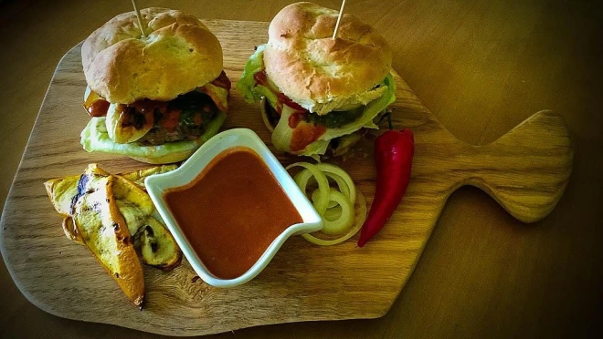 Hamburgery z grilowaną cukinią i sosem pomidorowym