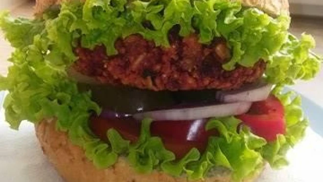 Wegetariański burger buraczany