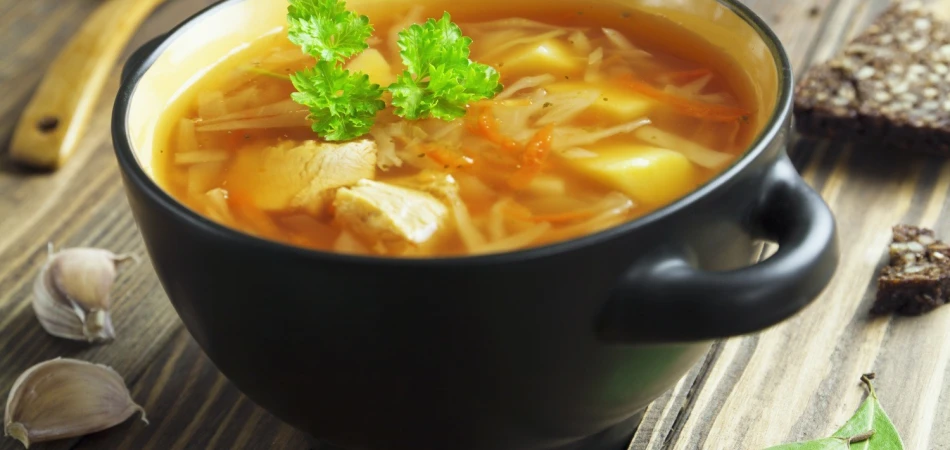 Zupa z kapusty pekińskiej z mięsnymi kuleczkami 