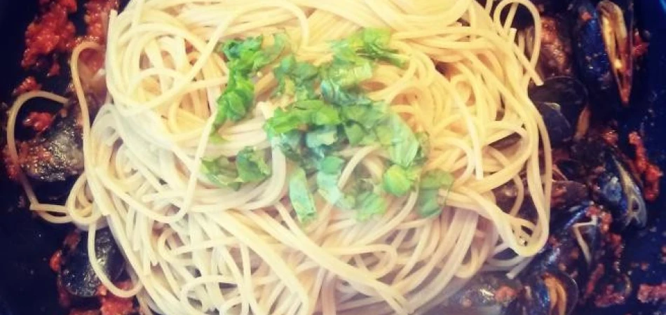 Spaghetti z małżami w czerwonym pesto