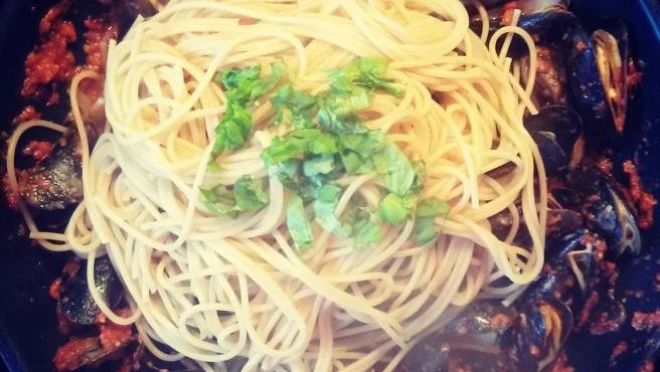 Spaghetti z małżami w czerwonym pesto