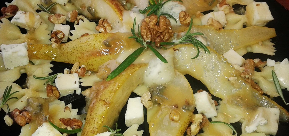 Sałatka makaronowa z karmelizowaną gruszką i serami pleśniowymi