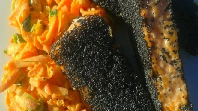  Pstrąg łososiowy w maku na surówce z marchewki i pora